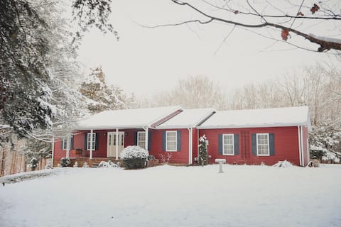 Private home in the woods 25 min to Nashville!