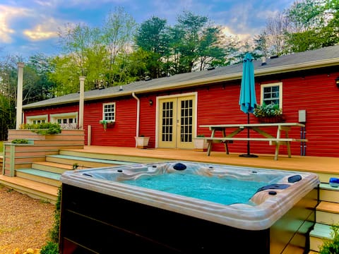 Private forest home + HOT TUB -25 min to Nashville