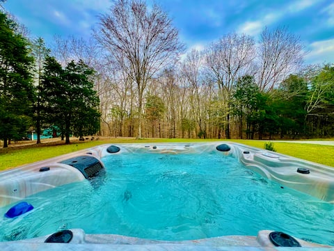 Private Wooded Retreat + Hot Tub, 25m to Nashville