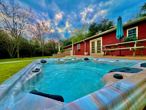 Forest retreat with luxury hot tub near Nashville