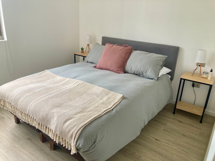 غرفة نوم رئيسية، سرير مزدوج مع تلفزيون ذكي. 