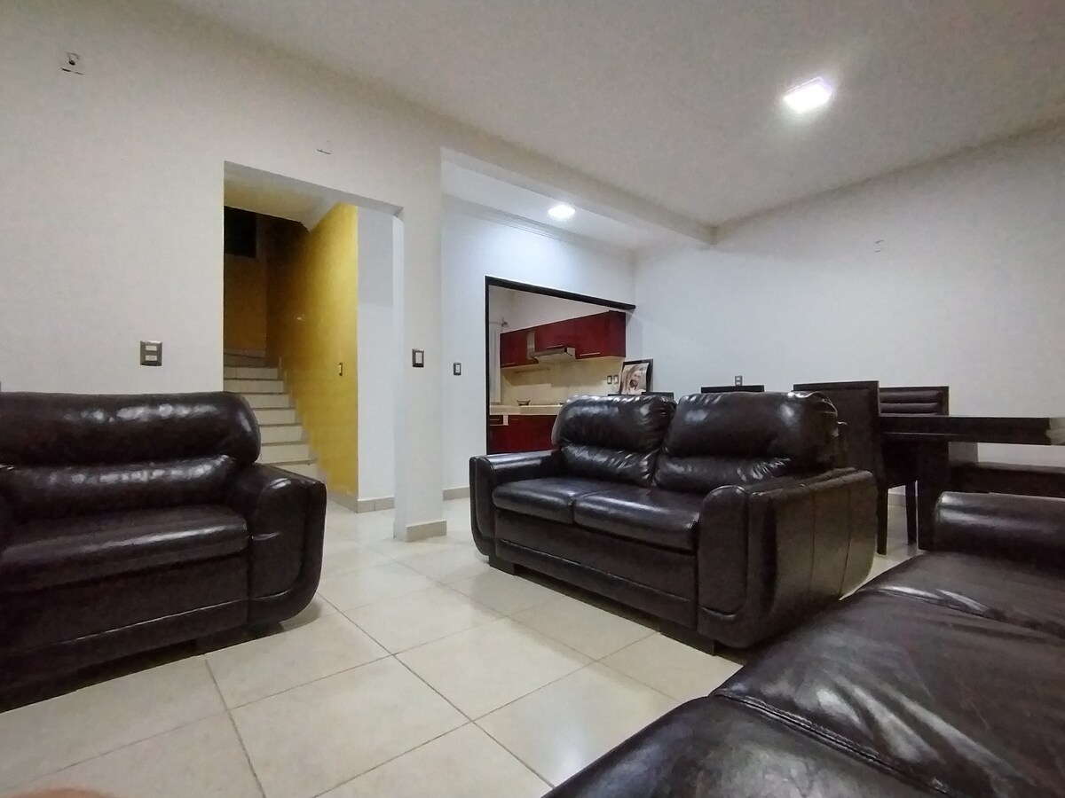 Dhomë e bukur si lëkurë, shumë e rehatshme 