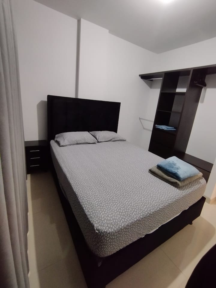 Manželská posteľ 140 cm so skriňou.
(K DISPOZÍCII PRE 3 až 4 hostí)