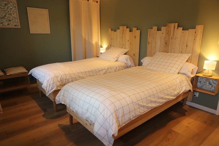 Habitación en el 1er piso que consta de 2 camas de 90x200 cm, percheros, un banco / reposa maletas y un espacio de almacenamiento. 

Para simplificar la vida y aligerar las maletas, se proporcionan sábanas. 