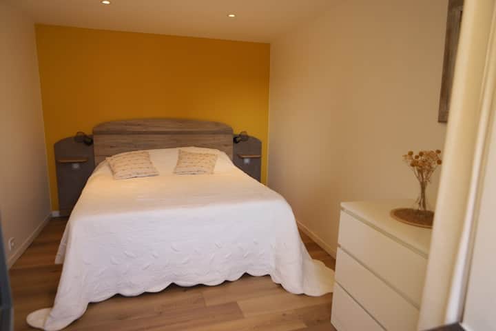 Habitación en la planta baja con acceso de planta baja, que consta de una cama de 160x190 cm, una cómoda, percheros y un banco / reposa maletas. 

Para simplificar la vida y aligerar las maletas, se proporcionan sábanas. 