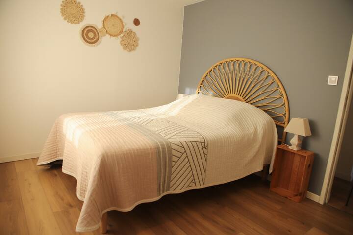 Habitación en el primer piso que consta de una cama de 140 x 200 cm, un perchero, un banco / reposa maletas. Un espacio de almacenamiento y un gran espejo adornan el rellano al lado. 

Para simplificar la vida y aligerar las maletas, se proporcionan sábanas. 