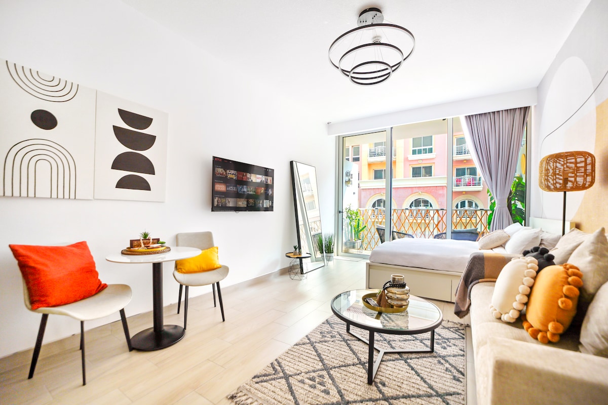 Erfolgreiche Airbnb-Immobilie: Chic Modern Studio in JVC | Best Pool & Gym Luma21 in Al Barsha South Fourth