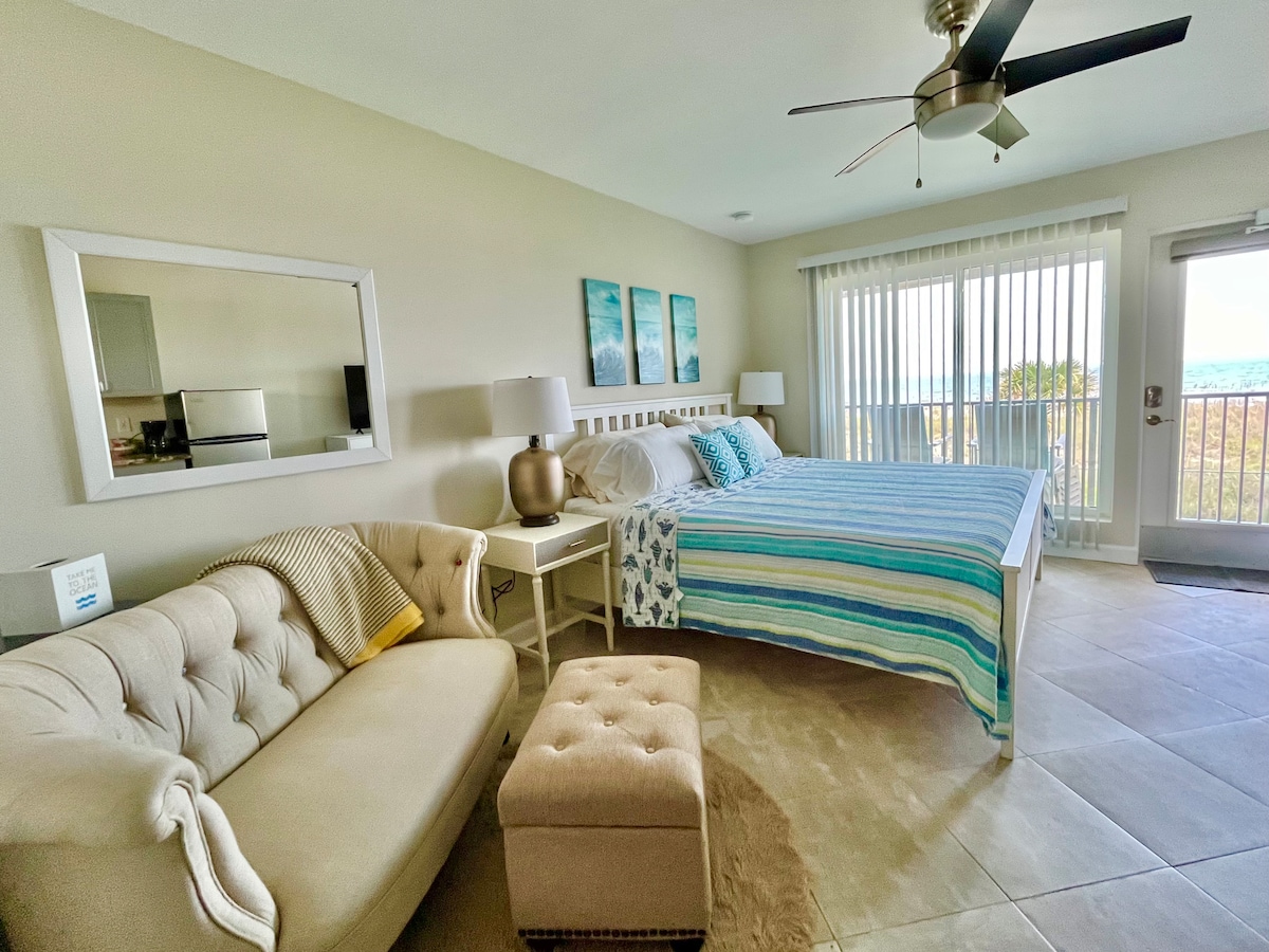 סטודיו עם מיטת קינג סייז, טלוויזיה 50אינץ ', פינת ישיבה אוהבת/הדום עם נוף לים!