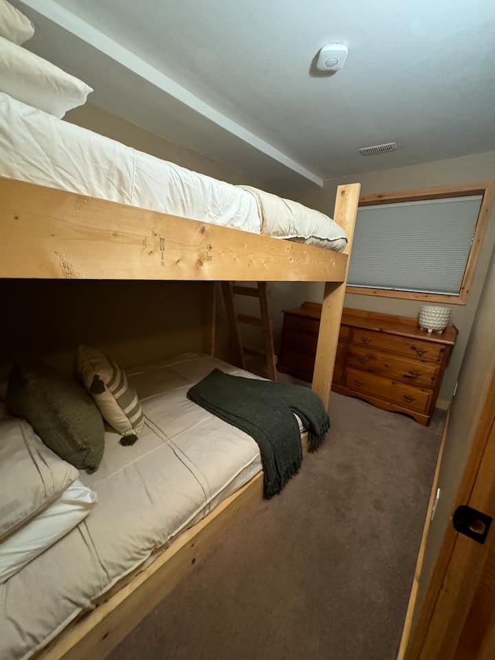 ขนาดเตียงคู่ทั้งด้านบนและด้านล่าง
 