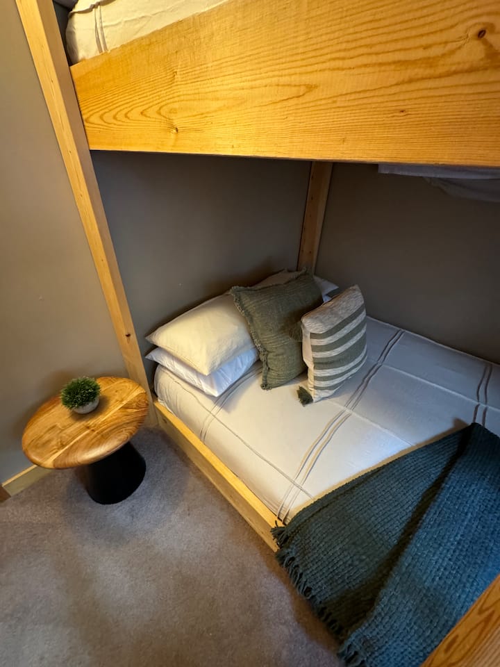 ขนาดเตียงคู่ทั้งด้านบนและด้านล่าง 