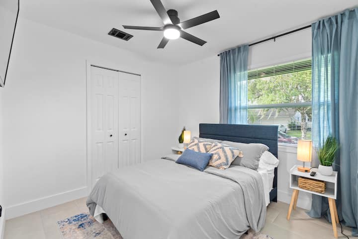 ¡Habitación cómoda con colores relajantes y comodidad acogedora!