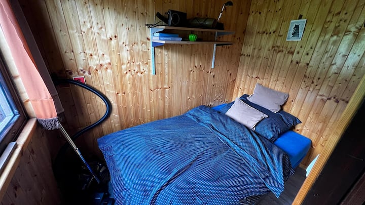 Ložnice s menší manželskou postelí. 