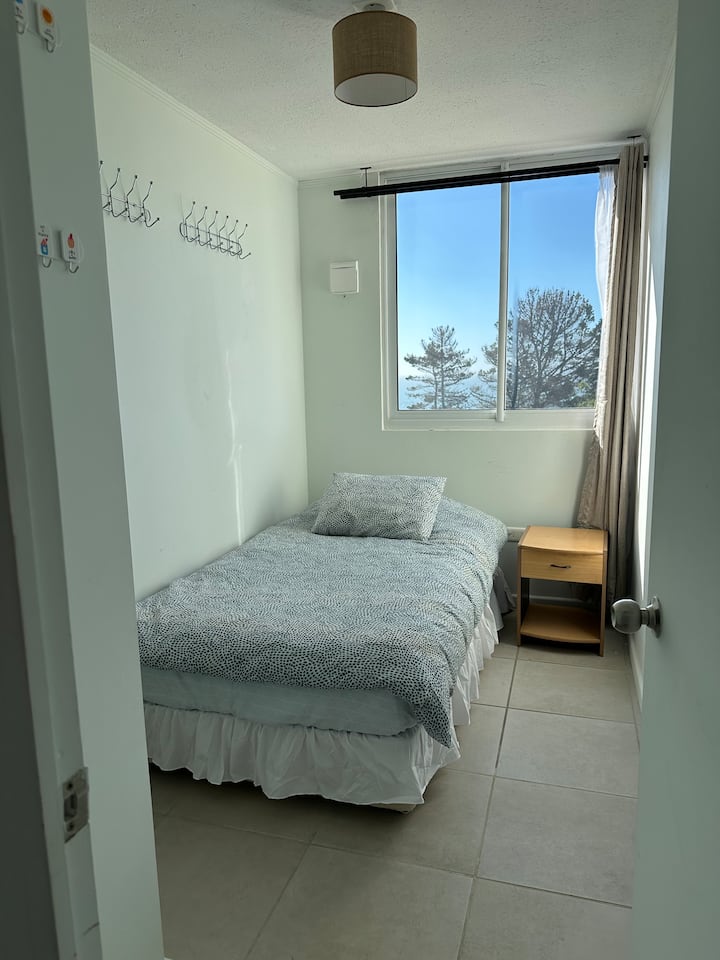 Chumba cha kulala chenye starehe na kitanda cha mtu 1 1/2 na mwanga bora wa asili.