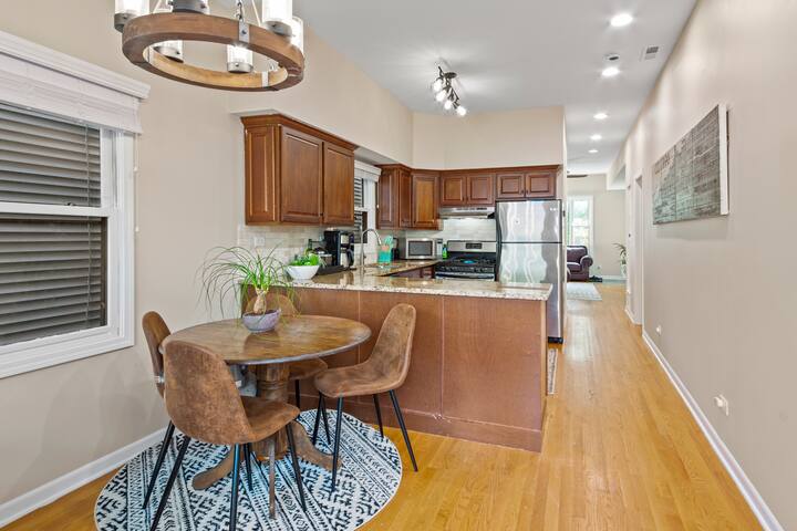 Wrigley stadium abode! gallery image 5