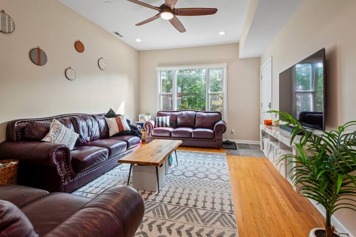 Wrigley stadium abode! gallery image 2