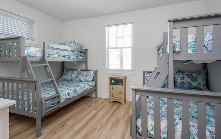 Dos camas individuales sobre literas completas.