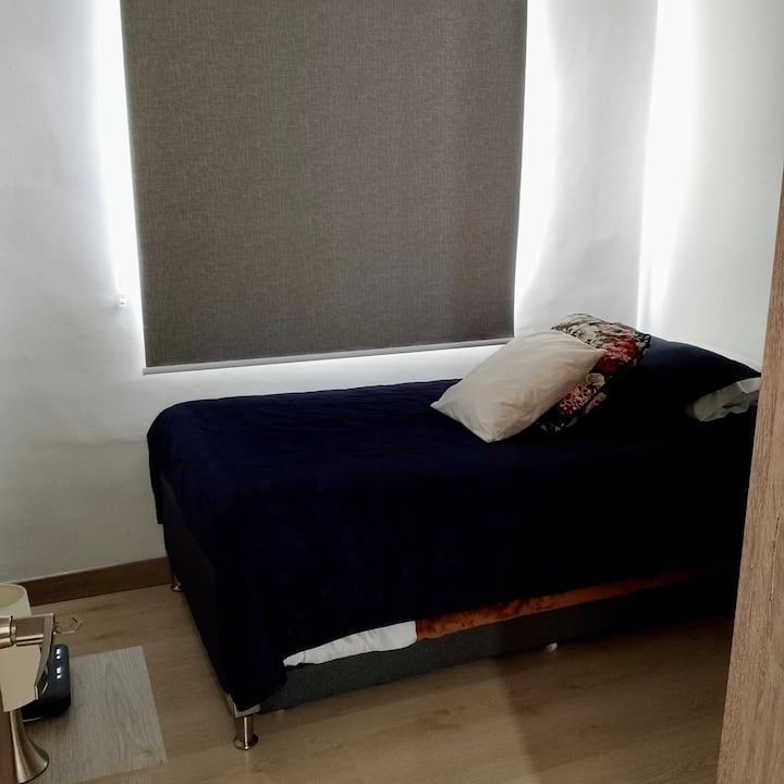Cama retrátil para duas pessoas, ao abrir a cama inferior.