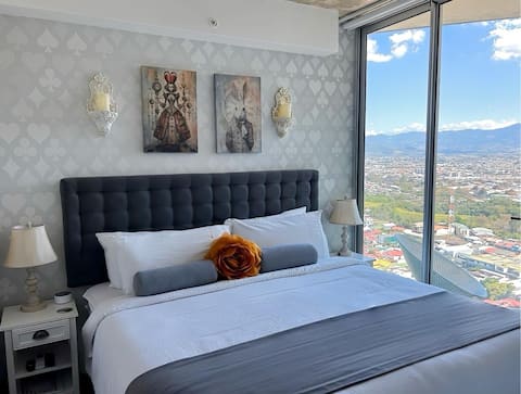 Whimsical 27th Floor Apt, King Bed, AC, Parking