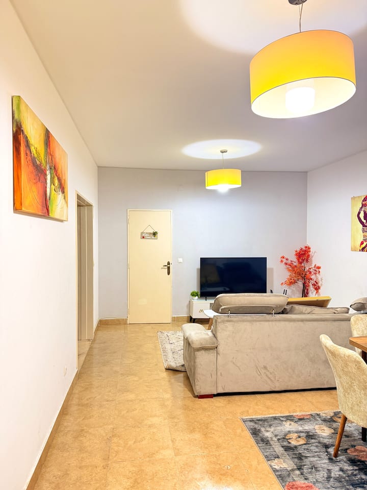 Пространа дневна соба со простор за јадење за семејство 