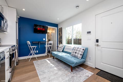 Top Airbnb: Cozy Studio Near BC Place & Roger Arena| Fast WiFi in Strathcona