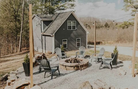 Tiny Cabin+ upstairs suite in the woods