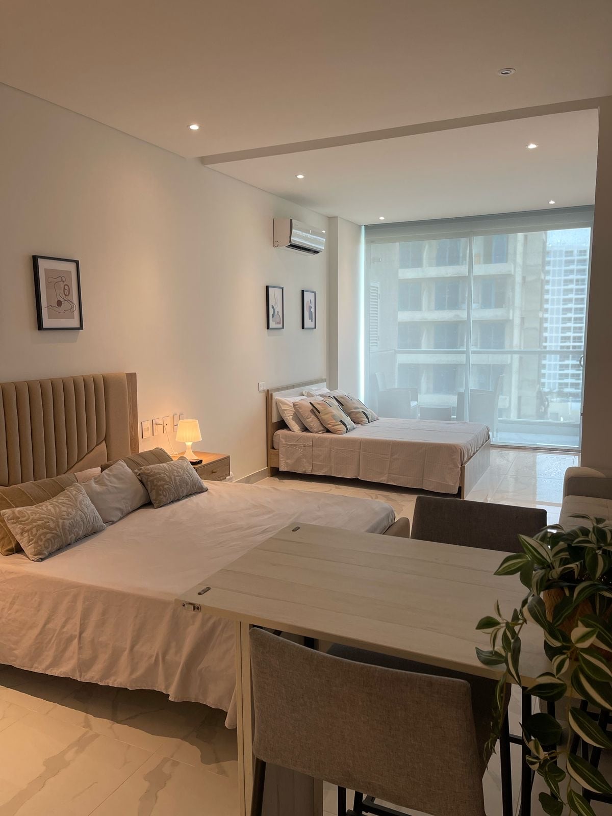 Отворено пространство с две легла за удобство на гостите ни. Двойно легло и малко двойно легло.
Помещение с телевизор и климатик