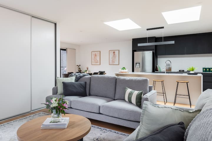 The Crescent, a modern townhouse near LGH & parks