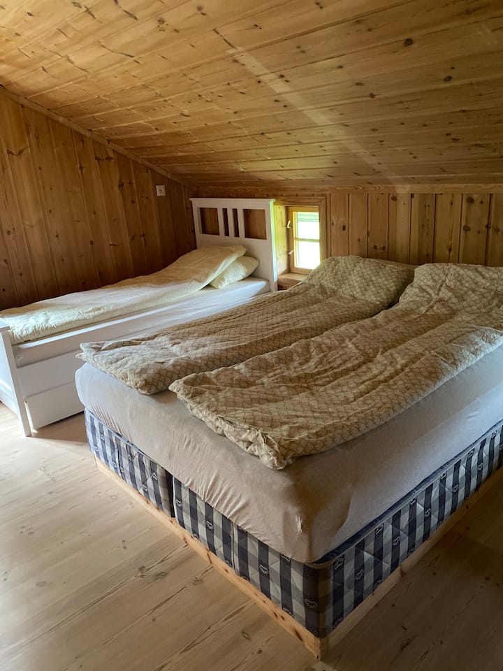 El dormitorio 2 en la casa principal tiene una cama de 150 y una cama de 90. Es sencillo, pero tiene una buena sensación de habitación. 