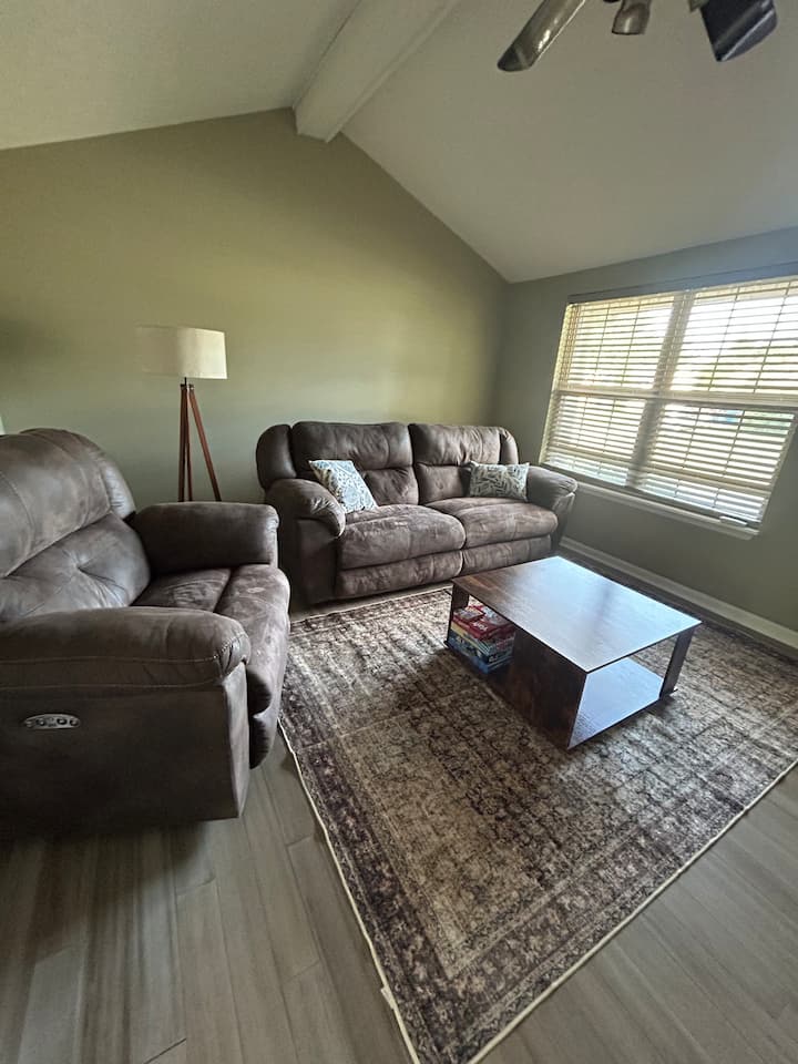 dhomë ndenjjeje e madhe me ndenjëse dhe televizor shumë të rehatshëm