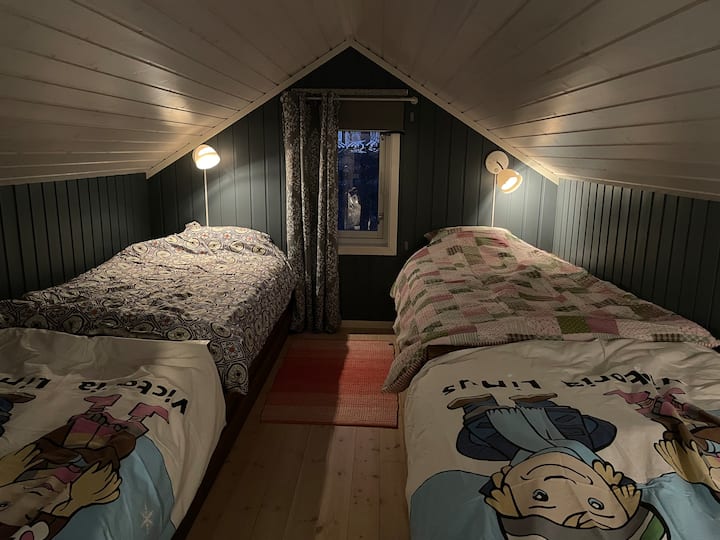 Útulná izba so 4 lôžkami. K dispozícii komoda mimo tejto miestnosti, ak si chcete vybaliť kufor. 