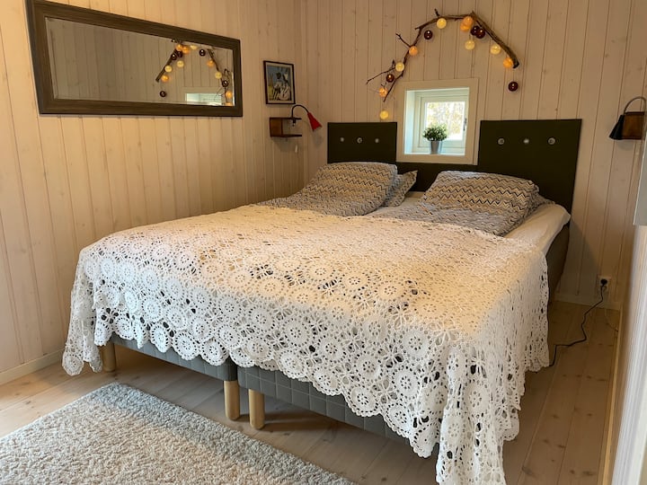 180 cm široké dvojlôžko. Posteľ je veľmi pohodlná. 