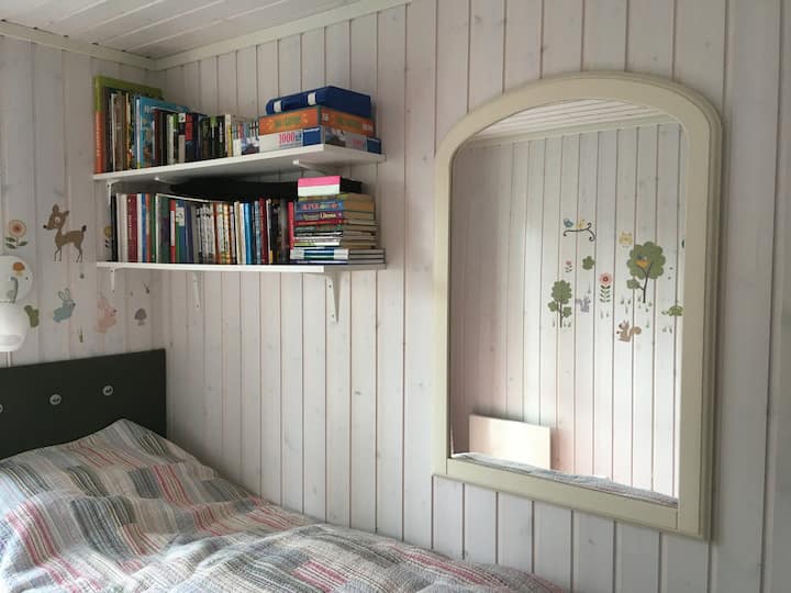 Posteľ môže byť v prípade potreby premenená na manželskú posteľ. Táto spálňa je na prízemí. 