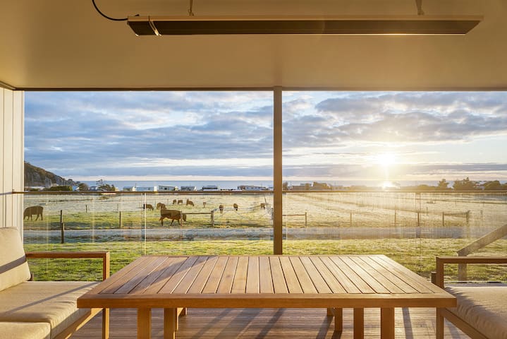 Exceptional home with stunning sea views