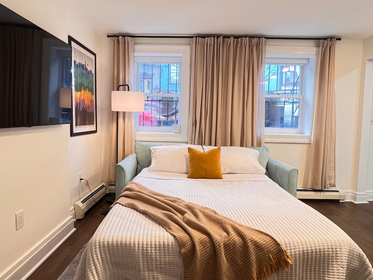 Top performing Airbnb: King Bed • Workspace • Laundry | Walk to Downtown in Albany