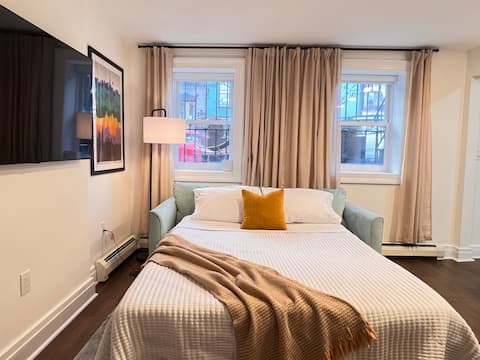 Top performing Airbnb: King Bed • Workspace • Laundry | Walk to Downtown in Albany
