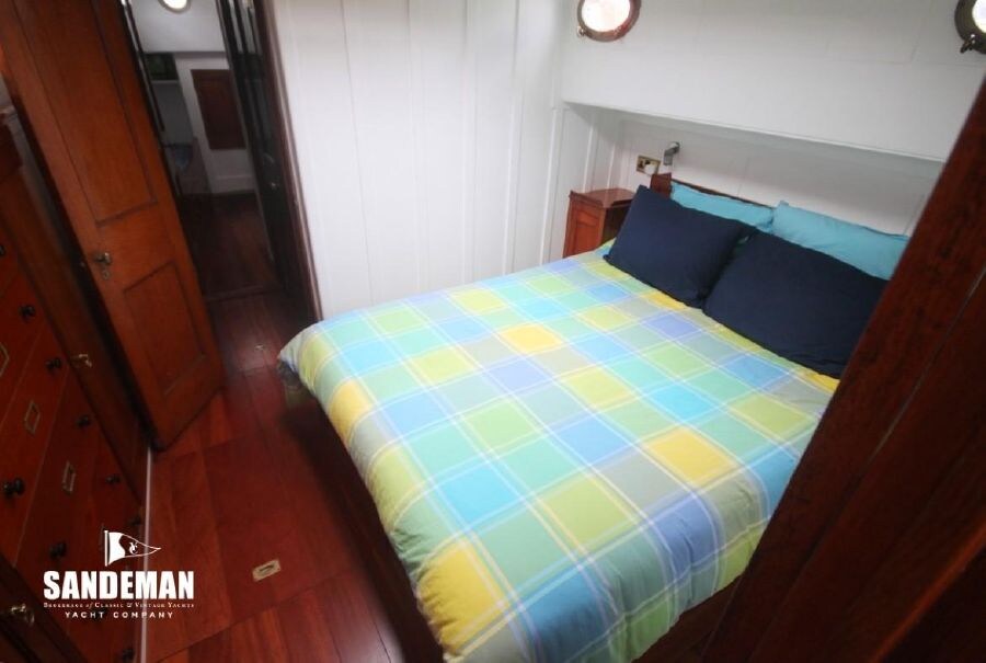 La habitación 1 o "cabina propietario" ofrece una verdadera cama de 2 plazas cómoda, con pantallas de TV frente a la cama. Hay armarios disponibles para sus pertenencias.