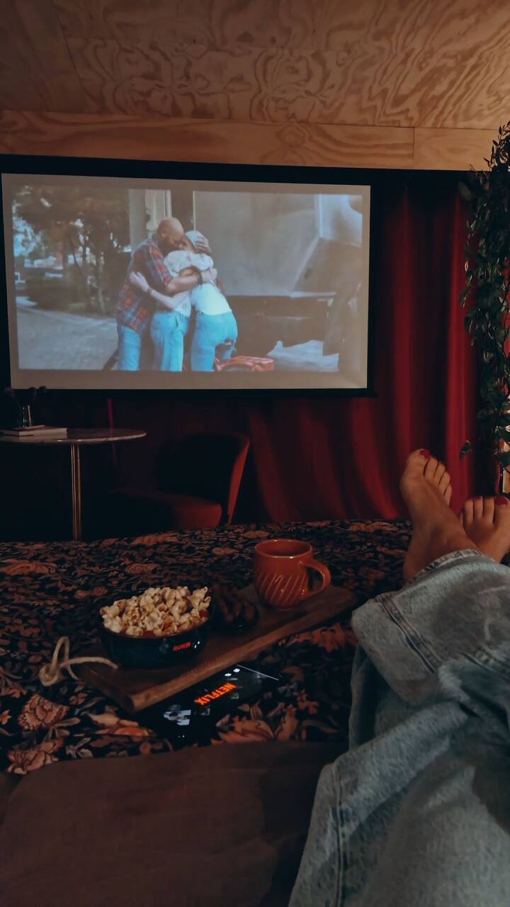 Convierte tu casa de campo en un minicine con la pantalla de gran tamaño. ¡Netflix desde la cama! En el bar Honesty (en tu cabaña) encontrarás bebidas y aperitivos para que no tengas que salir de la puerta para disfrutar de algo sabroso en tu noche de cine.