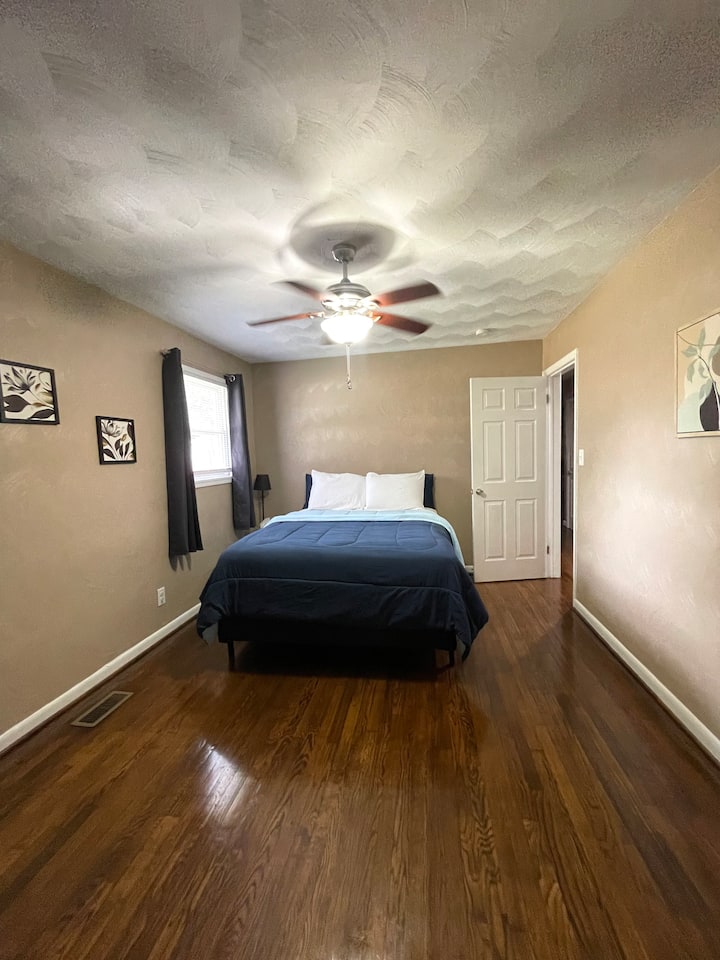 מיטת קווין סייז וטלוויזיה 50 אינץ' עם מקל אש ונטפליקס 