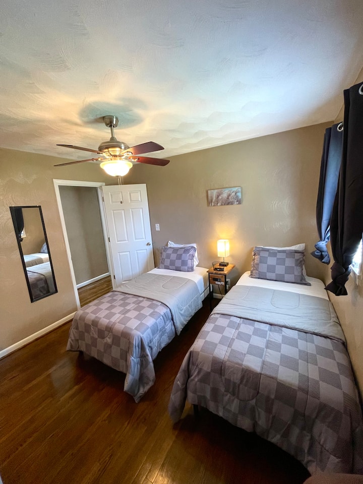 2 מיטות יחיד עם חדר ארונות, טלוויזיה 55 אינץ' להנאתכם 