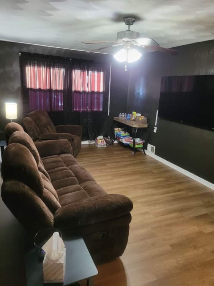 הסלון המשפחתי שלנו שבו אורחים יכולים ליהנות מסרט או לצפות במשחק. שחקו משחקי לוח או קראו ספר. מקום להירגע וליהנות מהזמן עם המשפחה 