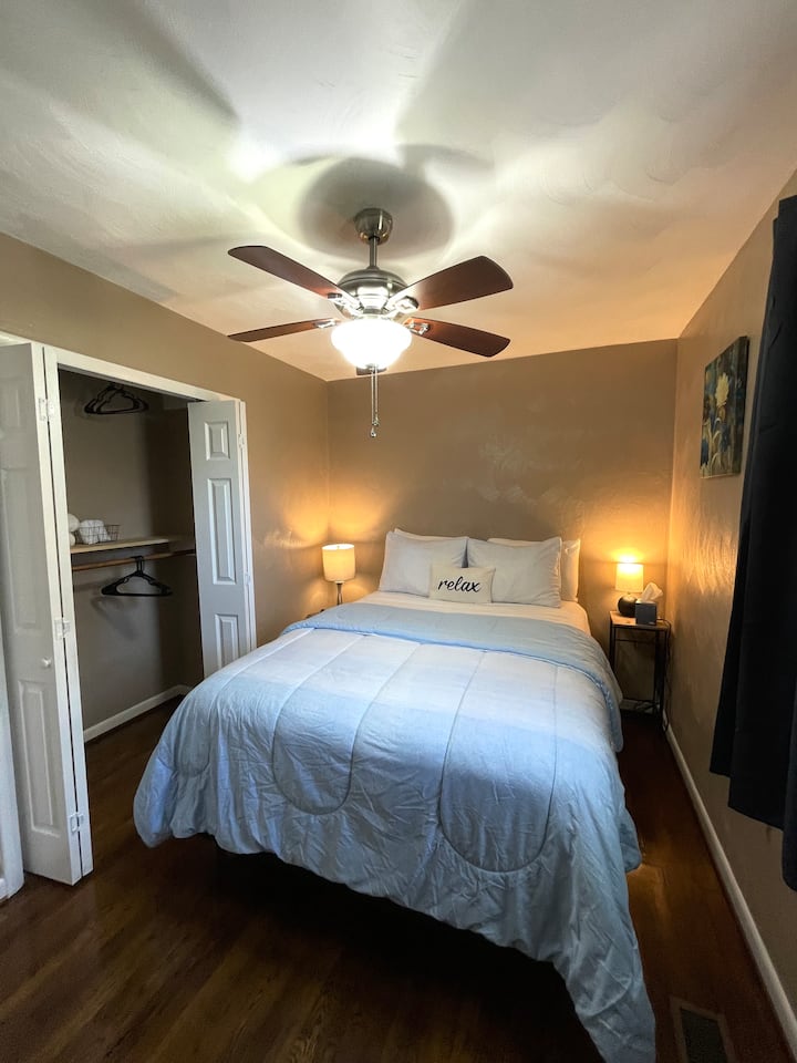 מיטת קווין סייז עם ארון לתליית בגדים ושידה. טלוויזיה חכמה עם נטפליקס, 