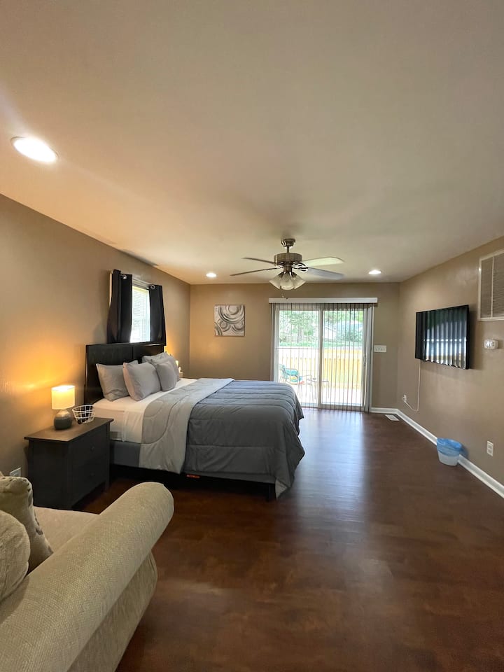 חדר שינה ראשי גדול עם חדר רחצה צמוד. חדר ארונות. פאטיו פרטי עם פינת ישיבה 