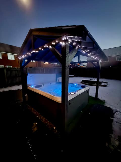 Modern 6 bedroom home & hot tub, south facing rear