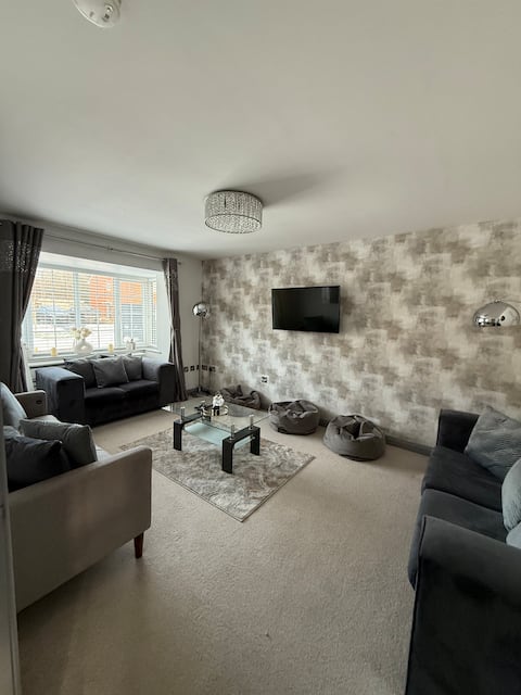 Top performing Airbnb: Modern 6 bedroom home & hot tub, south facing rear in Chorley