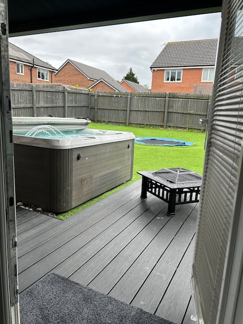 Modern 6 bedroom home & hot tub, south facing rear