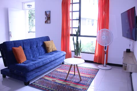 Top Airbnb: Cali, Granada, apartment, free parking, convenient, central in Valle Del Cauca