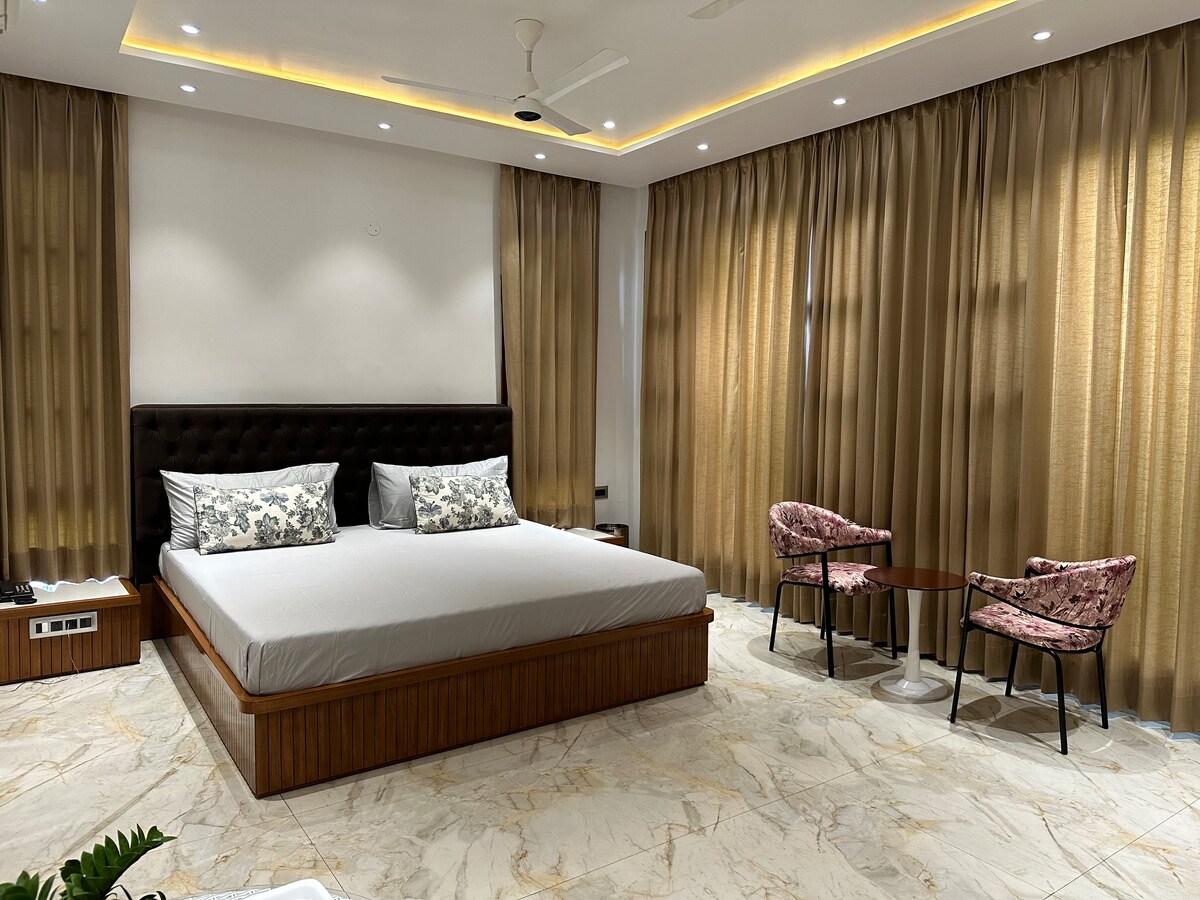 מיטת קינג סייז עם נוחות רבה. 