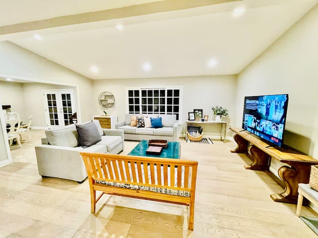 Modern 4BR Home – Private Yard – School Zone