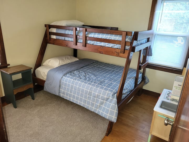 Slaapkamer #3 met wat kinderspeelgoed