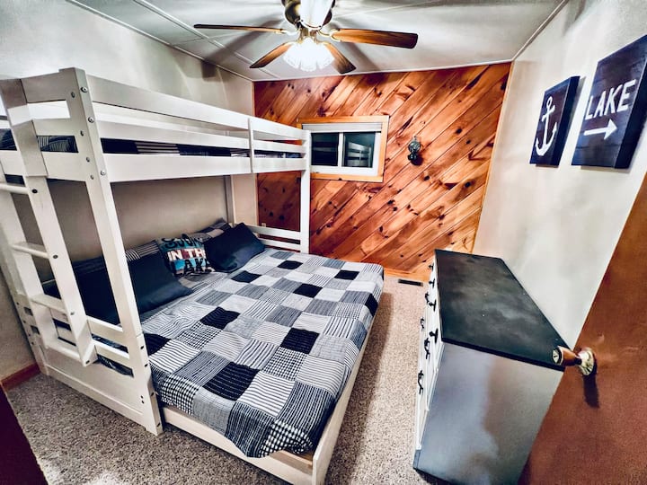 Двуетажни легла. Долното легло се превръща в голямо двойно легло.